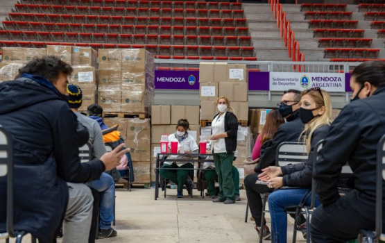 Comenzaron a vacunar a choferes de micros y taxistas: ¿cuántos trabajadores esperan inmunizar?