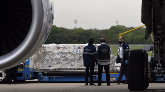 Llegó el vuelo que trae el principio activo para producir en el país la Sputnik V