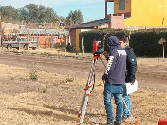 Trabajos de medición para demarcar postes de alumbrado, encordonado de veredas y demarcación de Boulevard