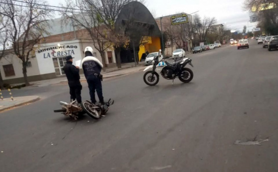 Fuerte choque entre una moto y una bicicleta 