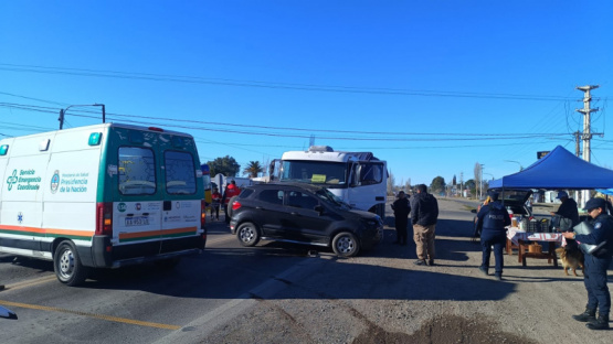Fuerte choque entre un camión y una camioneta en Salto de Las Rosas