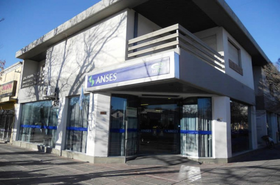 Los estatales recibirán un bono de $80 mil y cuatro aumentos salariales
